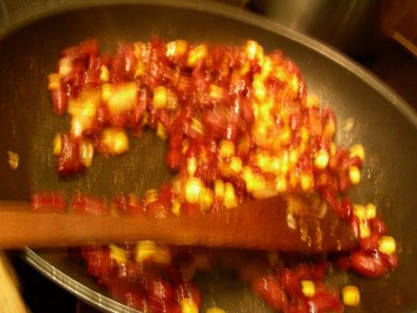 Добавляем фасоль, кукурузу, готовим пару минут.

