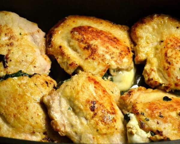 Мясные 'кармашки' выложить в один слой в кастрюлю, форму (с крышкой), которая может быть поставлена в духовку. 