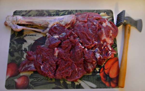 Баранью ногу откройте и отбейте молотком для мяса. Посолите и поперчите ножку с обеих сторон.