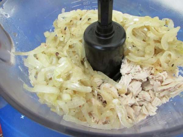 В чашу блендера положить куриное филе, жаренный лук, бульон и сливки. Пробить до однородности. В чашу блендера положить куриное филе, жаренный лук, бульон и сливки. Пробить до однородности.