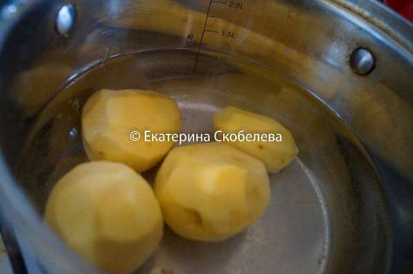 Картофель помыть, очистить и отварить до готовности. Слить воду.