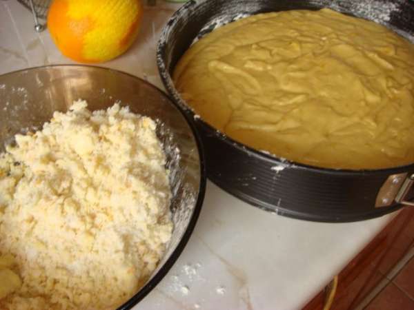  Сл. масло + сахар + цедру пол апельсина+муку перемешать - получилась крошка.
