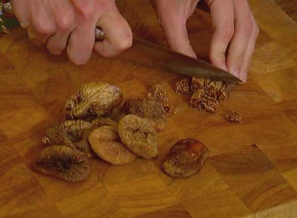 Инжир нарезать небольшими кубиками.