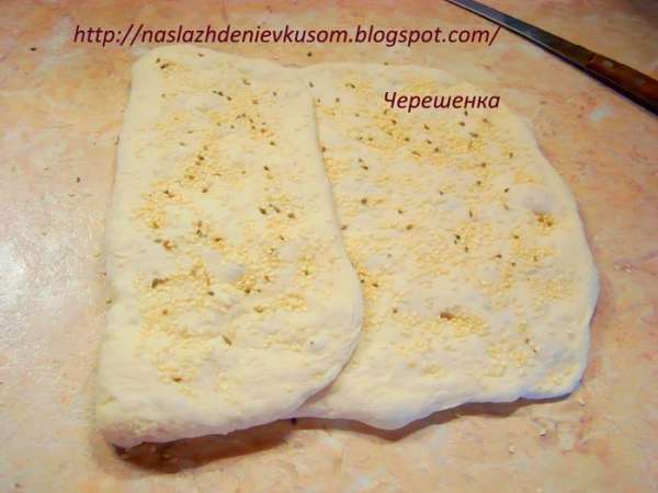 Заворачиваем третью часть теста и посыпаем еще одной ¼ части смеси и снова вдавливаем…