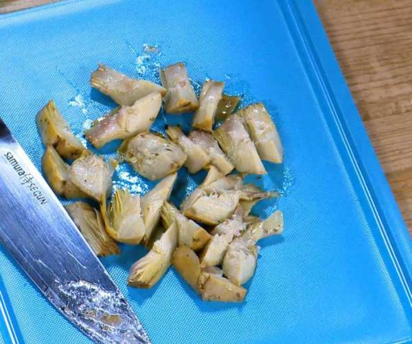 Артишоки нарезать тонкими дольками.