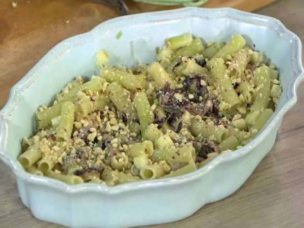 Посыпать готовую пасту сыром и орехами, сбрызнуть оливковым маслом Extra Virgin. Посыпать готовую пасту сыром и орехами, сбрызнуть оливковым маслом Extra Virgin.