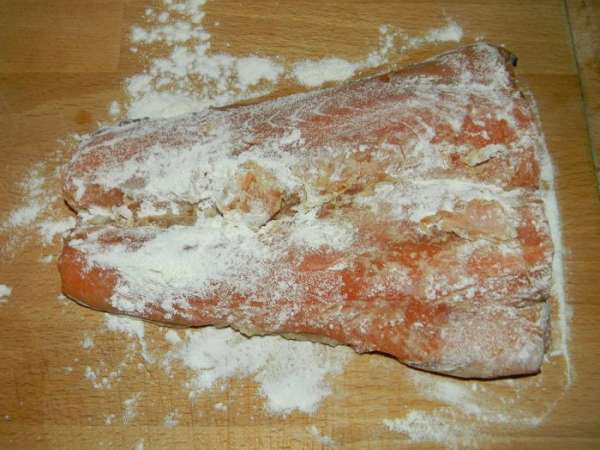 Рыбу натереть специями. Полить соевым соусом и оставить на 15 минут. Затем обвалять в муке и выложить на противень Рыбу натереть специями. Полить соевым соусом и оставить на 15 минут. Затем обвалять в муке и выложить на противень