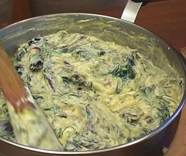 Творог перемешать с яйцами, затем добавить шпинат, щавель, лук, зелень, натертый сыр и оливки, посолить, поперчить и еще раз все перемешать.