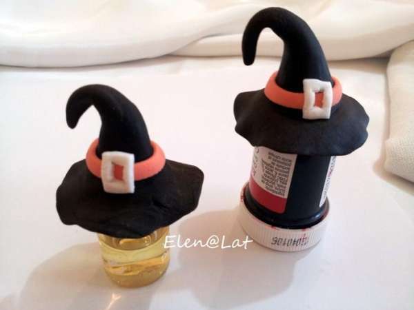 Затем подсушить их и украсить ремешком из оранжевой и белой мастики.
Вот такие шляпки получились)))