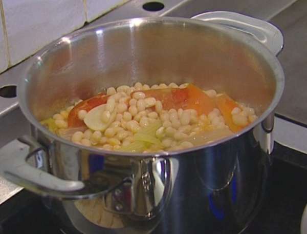 Красный лук почистить и нарезать полукольцами. Красный лук почистить и нарезать полукольцами.