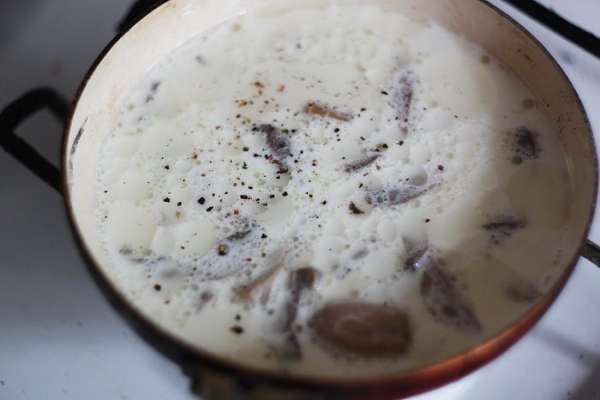 Затем добавляем перец по вкусу. У меня смесь перцев в мельничке, вы можете использовать и простой черный. Если шампиньоны консервированные, как у меня, то солить не нужно, если свежие — солим по вкусу. Затем добавляем перец по вкусу. У меня смесь перцев в мельничке, вы можете использовать и простой черный. Если шампиньоны консервированные, как у меня, то солить не нужно, если свежие — солим по вкусу.
