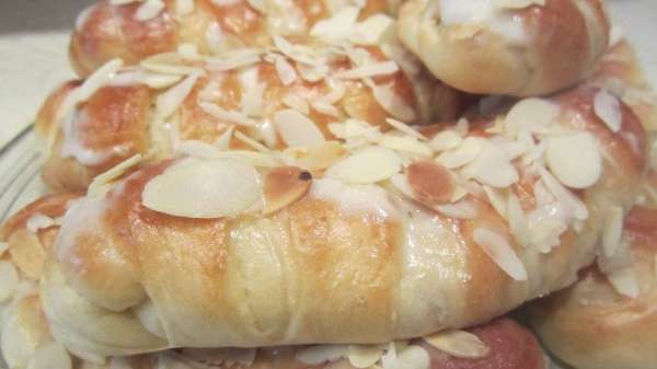 И посыпала миндалем. Булочки безумно вкусные получились. Я в восторге! Приятного чаепития! И посыпала миндалем. Булочки безумно вкусные получились. Я в восторге! Приятного чаепития!