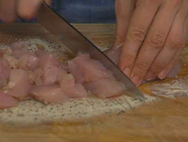 Муку перемешать со щепоткой соли и перца и обвалять в этой смеси кусочки курицы.