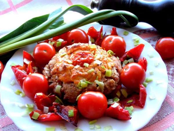 Или вот так, порционно, украсив черри и кусочками запечённого перца))) А баклажан снизу просто растворился в котлетке и очень дополняет её! Или вот так, порционно, украсив черри и кусочками запечённого перца))) А баклажан снизу просто растворился в котлетке и очень дополняет её!