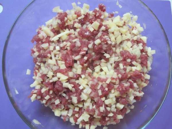 Мясо, картофель и лук хорошо перемешать, посолить, поперчить. Можно добавить зиру - тогда блюдо получится совсем по-узбекски.