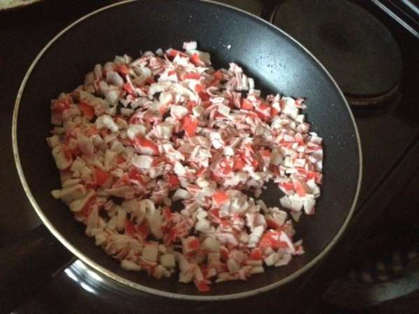 Крабовые палочки режем и обжариваем