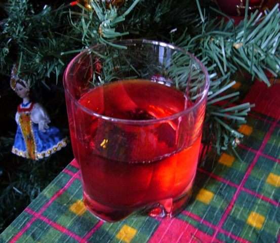 Хранится такая вода долго и со временем становится только вкуснее.
Вот так к новогоднему застолью получается чрезвычайно полезный здоровый напиток!
А моченую бруснику ни в коем случае нельзя выбрасывать! Ее можно использовать в выпечке, приготовить из нее взвар – для подачи жареного гуся или окорока. Да и просто с сахарком – вкусно! 
Будьте здоровы и счастливы!

