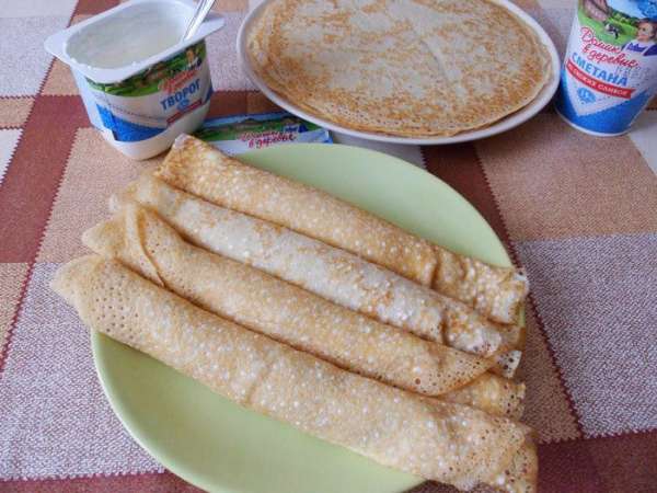 Два блина с семгой и два блина с огурцом. Для лучшей пропитки и «схватывания» поставить блины  в холодильник, хотя бы на 1 час.