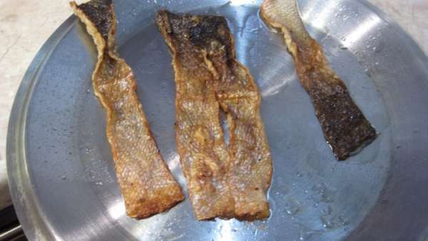 часть рыбы разломайте, часть оставьте целыми кусками.
