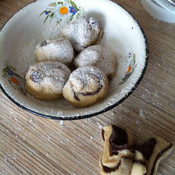 Каждый кусочек раскручиваем в ладони в шар, можно посыпать/обвалять в сахарной пудре.