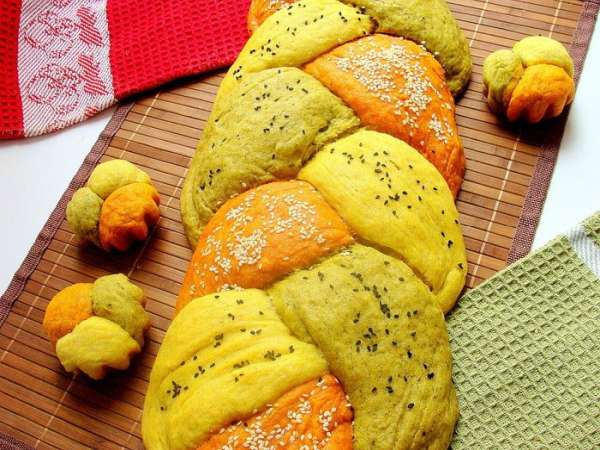 Получается ОЧЕНЬ богатый на вкус хлебушек! Вполне сойдет за самостоятельное блюдо! но и сочетается еще мноооого с чем) фантазируйте!
