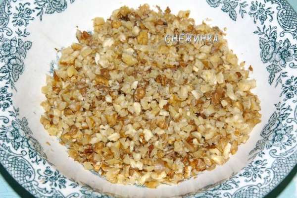 Грецкие орехи измельчаем на кусочки. 