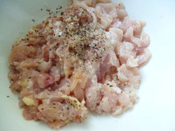 Куриное мясо нарезать мелкими кусочками,добавить соль и лимонный сок,поперчить,хорошо перемешать руками,закрыть посуду крышкой и поставить в холодильник. на 15-20минут.