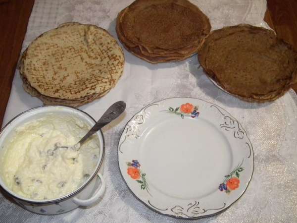 Вот масса достигла нужной консистенции,начинаем собирать торт.