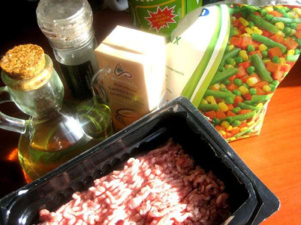 Продукты... В пакете с замороженными овощами: морковь, кукуруза, стручковая фасоль, горошек.