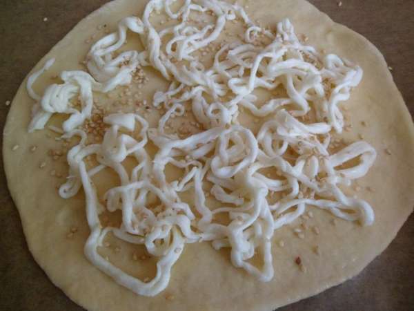 промытый и обсушеный сыр укладываем на лепешки и посыпаем кунжутом
