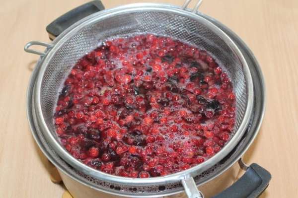 Когда смесь остынет, процедите ее, перелейте снова в кастрюлю и слегка нагрейте. Когда смесь остынет, процедите ее, перелейте снова в кастрюлю и слегка нагрейте.