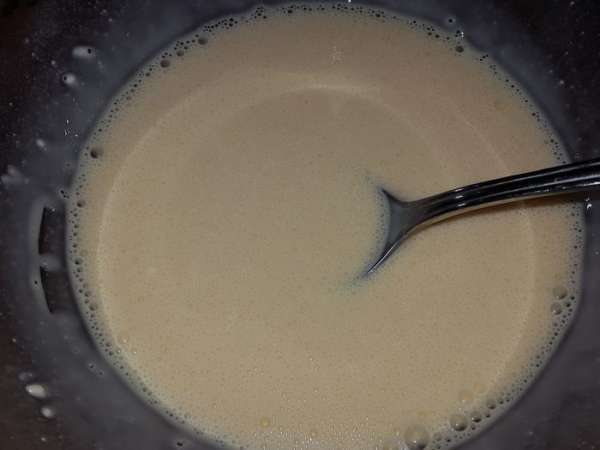 Добавляем сыр и перемешиваем ложкой до однородности, солим по вкусу.
Пахнет так, как будто готовишь тирамису :) Добавляем сыр и перемешиваем ложкой до однородности, солим по вкусу.
Пахнет так, как будто готовишь тирамису :)
