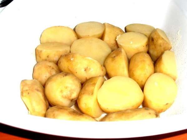 Начинаем сборку!Первый слой-картофельный(поперчить красным перцеп,соль уже была). Начинаем сборку!Первый слой-картофельный(поперчить красным перцеп,соль уже была).