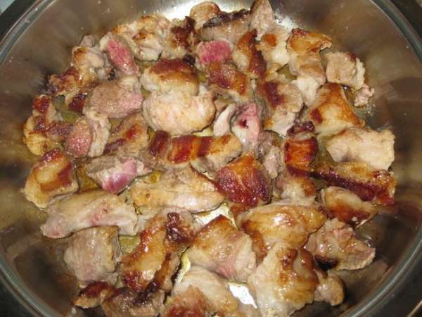 Картофель, морковь и перец помыть, почистить и порезать. 
 Мясо помыть порезать тонкими кусочками размером 4*4 см. Пожарить в сотейнике с одной стороны минут 5-8, чтобы появилась корочка.