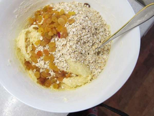 Добавить овсяные хлопья и изюм. Вымешать тесто и убрать его в холодильник на 15 минут.