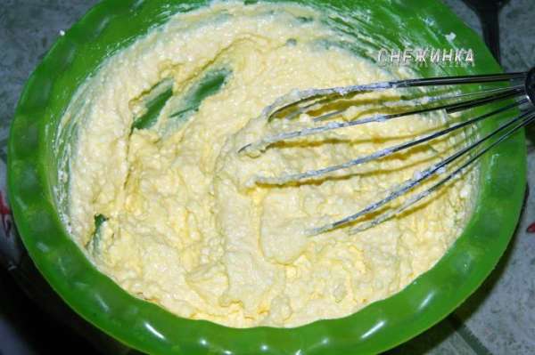 Творог растираем с сахаром и яйцами, можно венчиком. Если творог домашний, лучше перетереть предварительно через сито. А можно и всё взбить в блендере.
