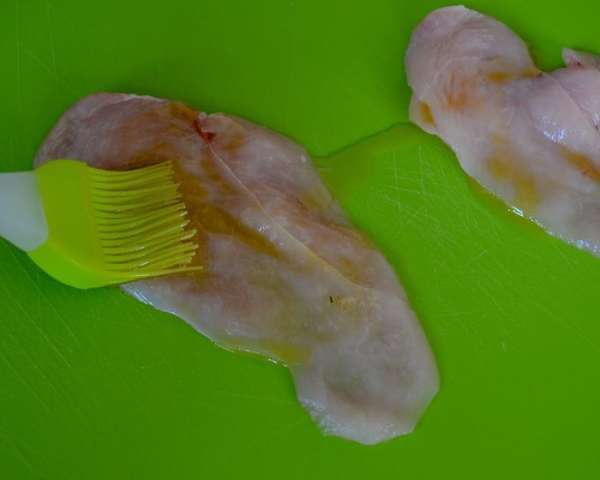 Каждую отбивную смазать с двух сторон оливковым маслом. Каждую отбивную смазать с двух сторон оливковым маслом.