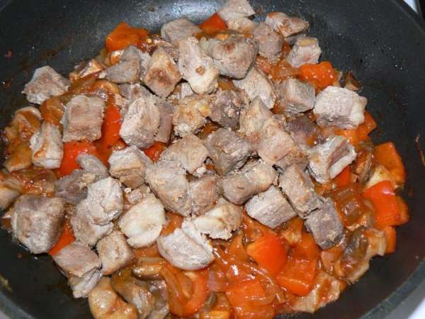Грибы с овощами соединить с  мясом