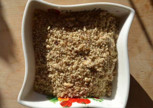 Орехи измельчаем до мелкой крошки (если вам нравятся крупные кусочки орехов, то можно измельчить крупнее). Орехи измельчаем до мелкой крошки (если вам нравятся крупные кусочки орехов, то можно измельчить крупнее).