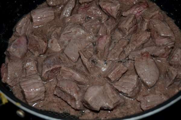 Разогреем сковороду с тяжелым дном. Обжарим кусочки говядины. Затем добавим чеснок порезанный - 2 дольки и обжарим вместе слегка. Разогреем сковороду с тяжелым дном. Обжарим кусочки говядины. Затем добавим чеснок порезанный - 2 дольки и обжарим вместе слегка.