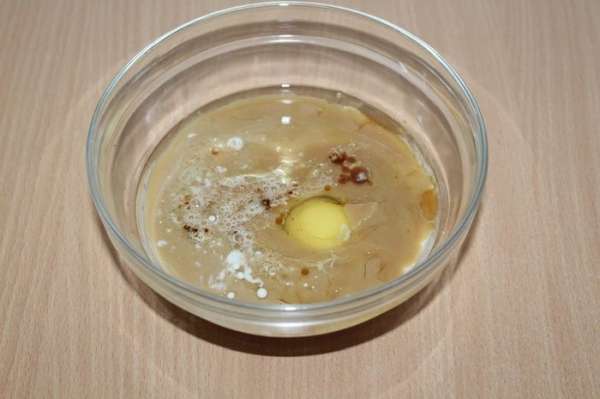 В отдельной чашке смешаем жидкие продукты, добавим яйцо, перемешаем.