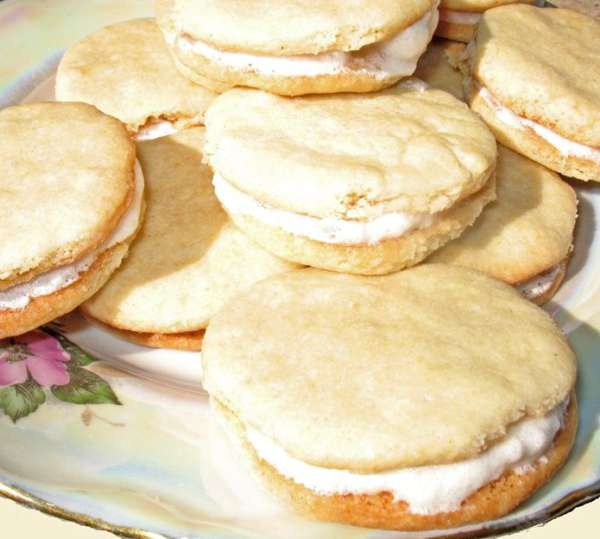 Выпеченные кружочки склеивают попарно яблочной начинкой. Сверху глазуруют помадкой или посыпают шоколадом и сахарной пудрой. Если успеете. Выпеченные кружочки склеивают попарно яблочной начинкой. Сверху глазуруют помадкой или посыпают шоколадом и сахарной пудрой. Если успеете.