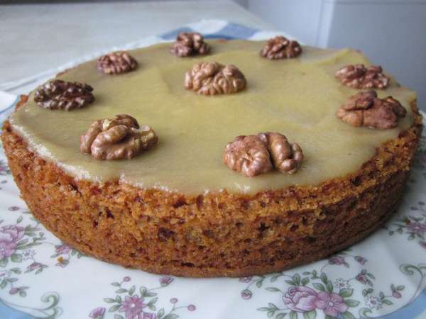 Готовый корж украсьте по своему желанию и вкусу. Можно корж разрезать пополам. Тот кто не постится может промазать коржи сливочным сыром взбитым с сахарной пудрой. Можно просто посыпать торт сахарной пудрой и не заморачиваться:)
Я сделала яблочное пюре с небольшим добавлением пектина.
Приятного чаепития!