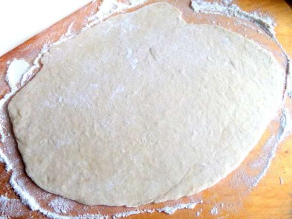 Отрезаем кусок теста и раскатываем на доске с мукой. Отрезаем кусок теста и раскатываем на доске с мукой.