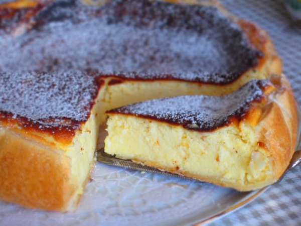Остудить тарт на решётке и посыпать сахарной пудрой. Тарт вкусный и в тёплом,и в охлаждённом виде.Можно подать с черничным вареньем или мёдом.Приятного аппетита:)