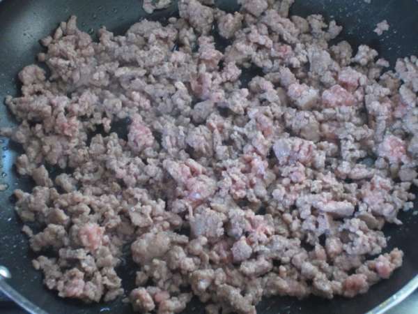 Разогреть оливковое масло и обжарить в нём мясо.