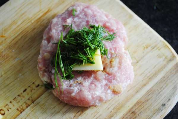 скатать шарик из фарша, сделать лепешку положить кусочек сыра и зелени скатать шарик из фарша, сделать лепешку положить кусочек сыра и зелени