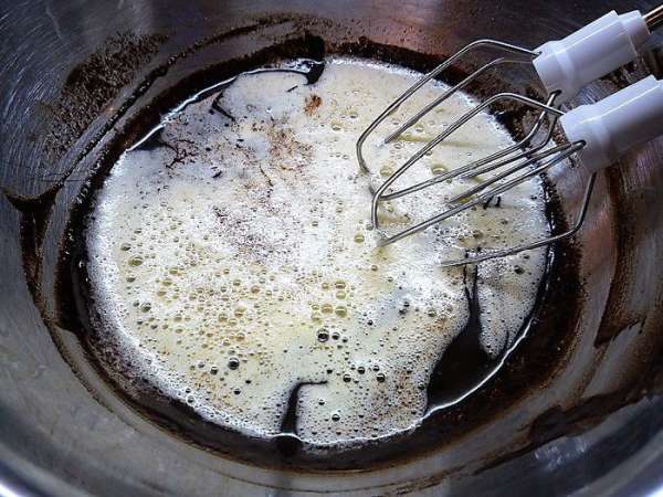 Растопленный шоколад соединяем с яйцами и хорошо перемешиваем. Растопленный шоколад соединяем с яйцами и хорошо перемешиваем.
