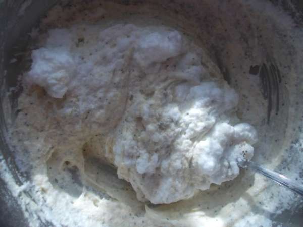 Аккуратно, за три раза ввести их в тесто. Аккуратно, за три раза ввести их в тесто.