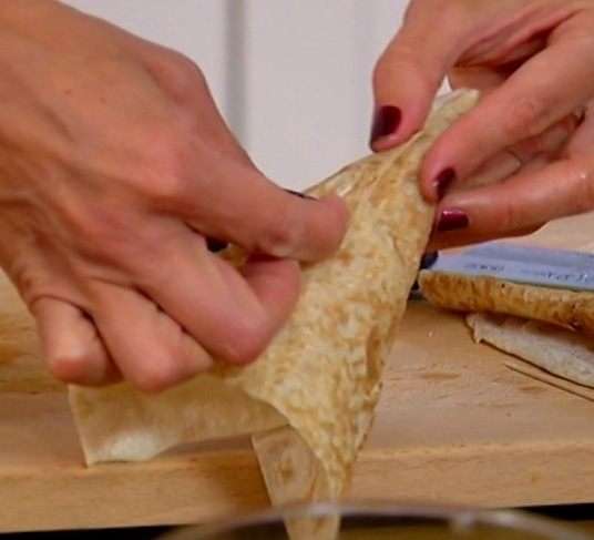 Лаваш порезать на квадраты и свернуть из них кулечки, скрепив внизу зубочистками.
